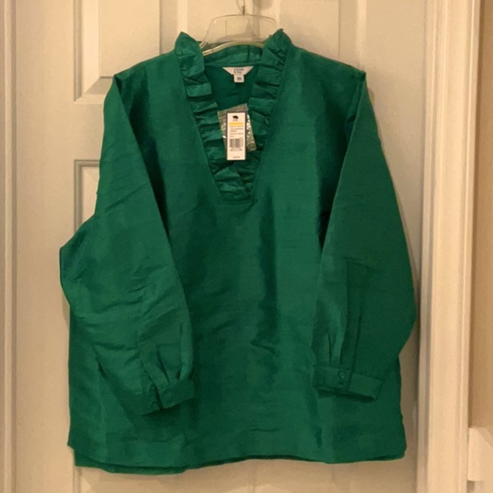 CROWN & IVY Emerald Green Ruffle Neck “silk” 3/4 sleeved 1x blouse (xxl). NWT